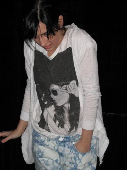 veste et t-shirt(H&M), short(Urban Outfitters) et sandales(Zara)