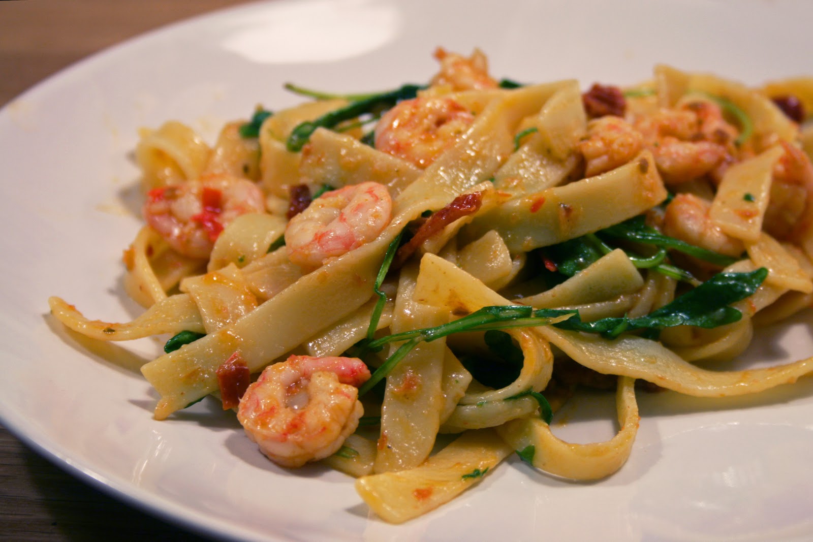 En liten chili Pasta med räkor och ruccola á la Jamie Oliver