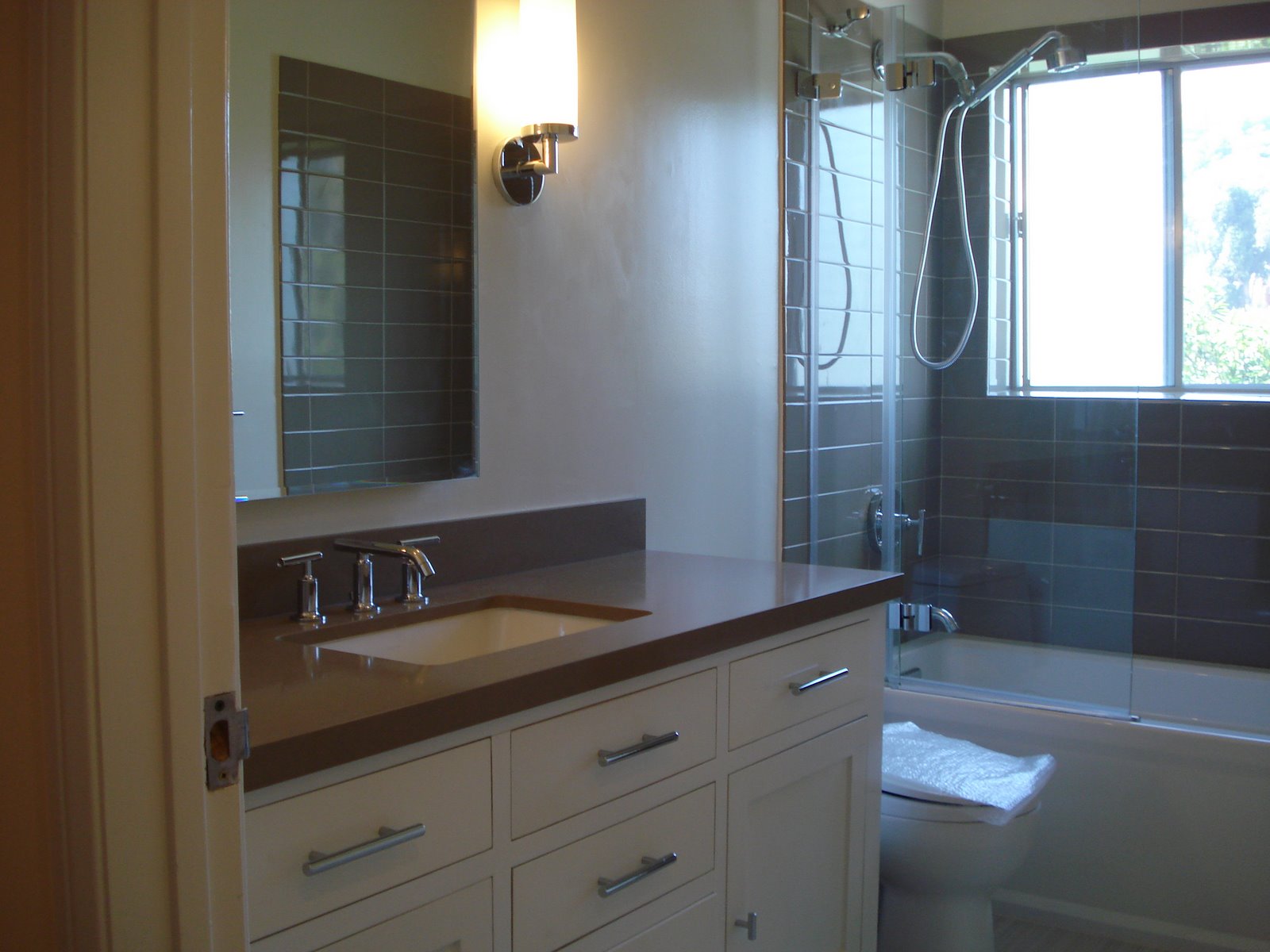 [3VanityToiletShower.JPG]