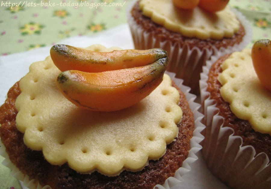 Let's bake today! Banana cupcakes &amp; marzipan