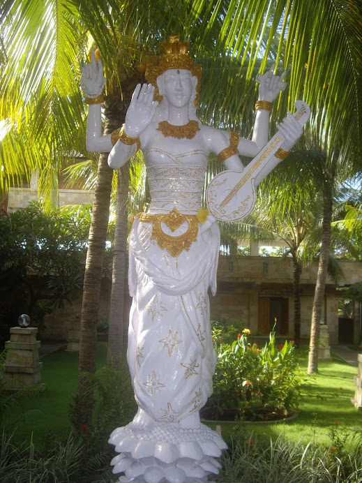 BEAUTIFUL ANGEL FIGURE STANDING IN HOLY WHITE AND GOLD