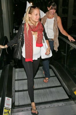 [nicole+richie+lax+airport+style.JPG]