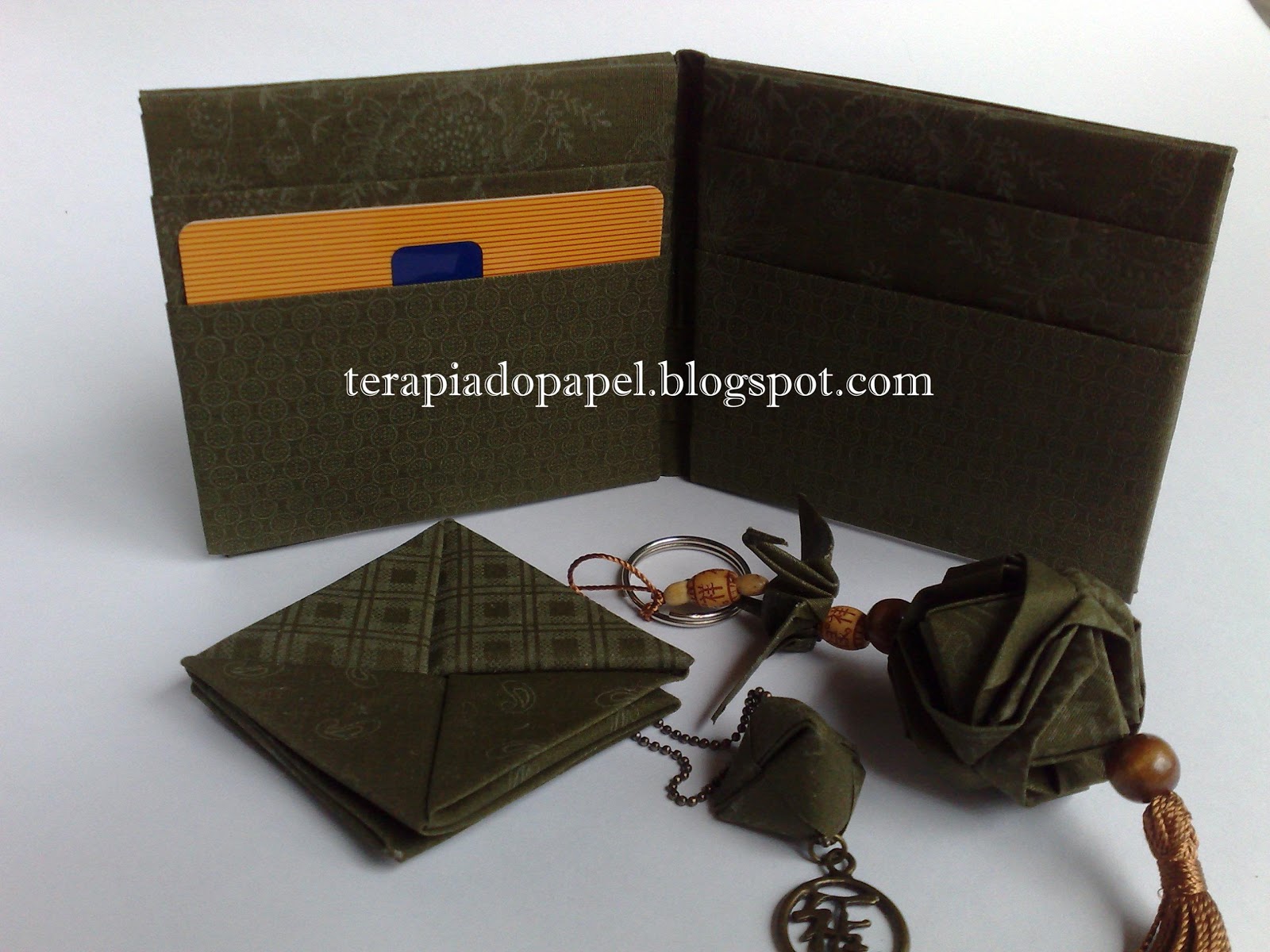 http://3.bp.blogspot.com/_mkH2MS25teM/TKTMGIB3rxI/AAAAAAAAALo/FFM0PGso664/s1600/kusudama_tecido.jpg
