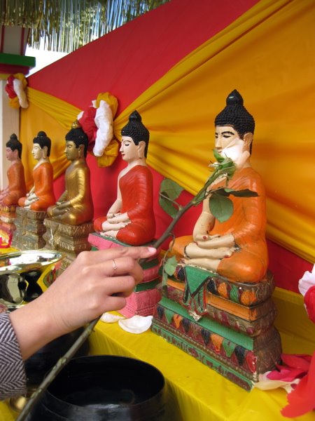[bathing+buddhas+2.JPG]