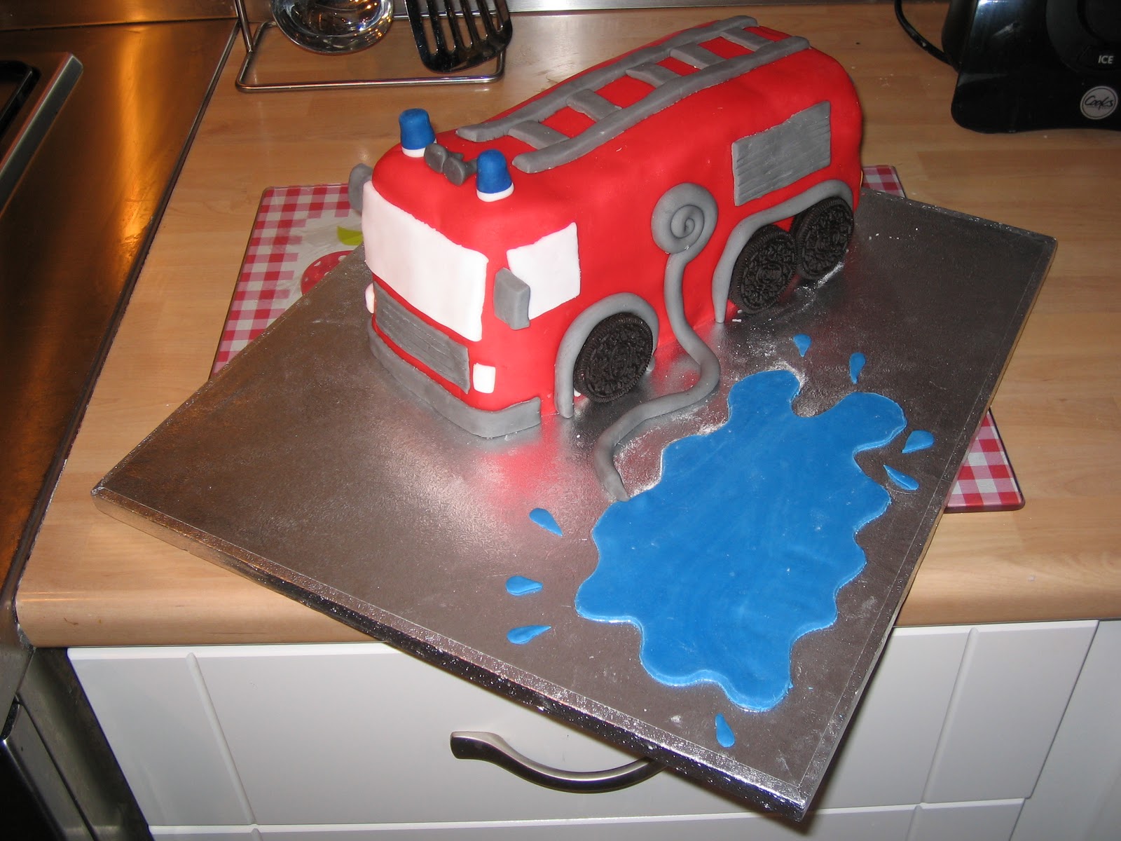 Bakes and Makes FIRE ENGINE CAKE