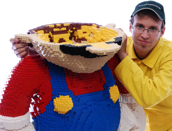 Estátua gigante do Mario feita de Lego