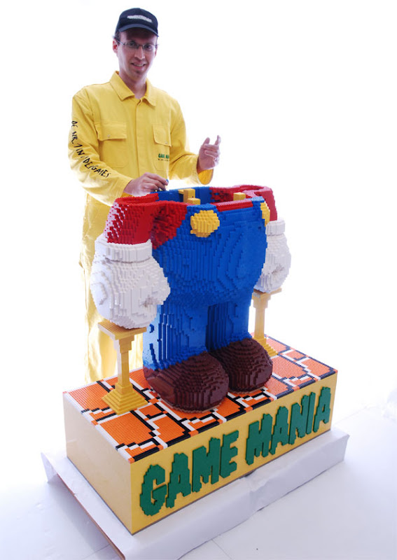 Estátua gigante do Mario feita de Lego