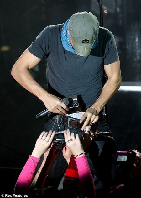 Damn Cool Pics: Enrique Iglesias Takes a Picture Down his Trousers for a Fan