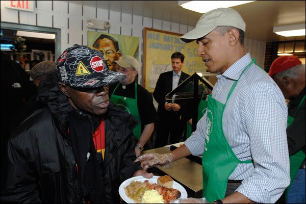 Барак Обама раздает еду бездомным