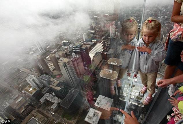 Highest Glass Floor Of The World In Chicago Usa Spyful Breaking News