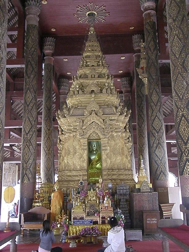 [Lampang+Wat+interior.JPG]