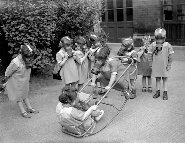 He descubierto una mina Ww2_children_play_gas_masks