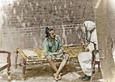 bhagat singh ji di eh photo ohna nu dasse bagair chori lai gai c ohna kol baitha eh aadmi ek bomb fatan de silsiley ch push gish ker reha aa