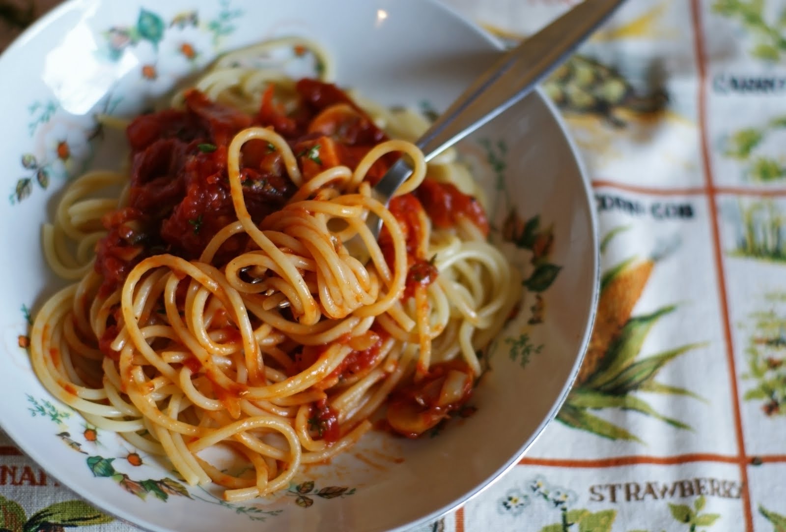 Kraina Smaków Makaron z sosem pomidorowym i pieczarkami