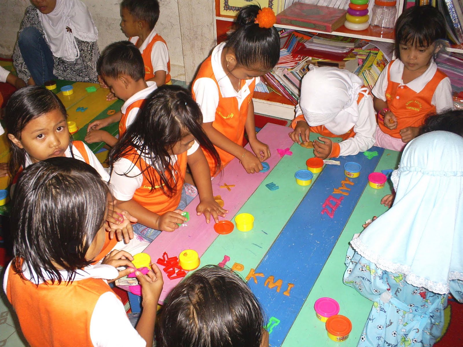 PAUD AULIYAA: Bermain Playdough