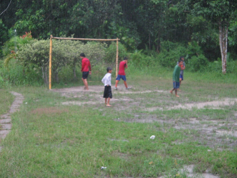 Bala nembiak(anak petunggal aku) benung bemain bol ngelaban ujan lebuh aku datai.