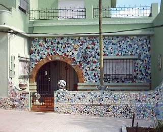 Fachada con mosaico de azulejos