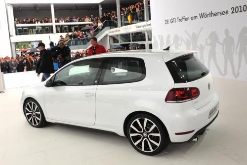 VW-Golf-GTI-adidas-2.jpg