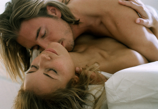 http://3.bp.blogspot.com/_nLJlgi1qPkg/TD6sl1y_jXI/AAAAAAAAAy0/GGEPX0vH-Fw/s1600/Couple_Making_Love.jpg