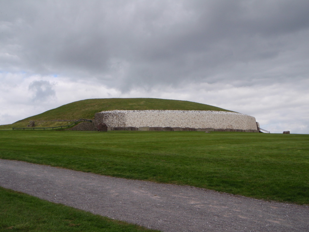 [Ireland.Newgrange.jpg]