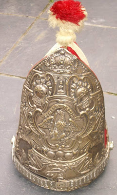 Митра прусского гренадера, модель в соответствии с использованием в XVIII веке, из обработанного серебра, красной шерсти, золотого галло и кисточки