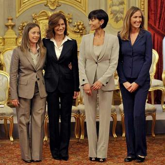 [Ministras_pasarela_Berlusconi.jpg]