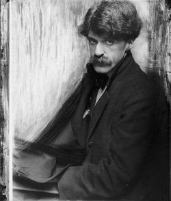 Alfred Stieglitz in 1902. Photo by Gertrude Kasebier.