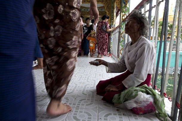 [Botataung+Pagoda.jpg]