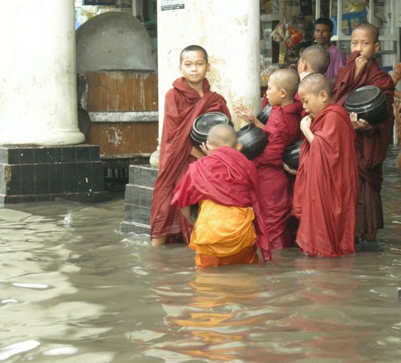 [moning+alms+could+not+get+(Botataung,Yangon).jpg]
