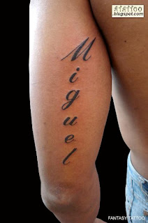 Escrita tatuada na parte de trás do braço