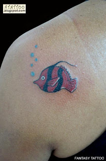 Peixe tatuado na lateral das costas