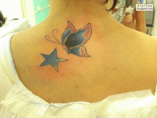 Borboleta com estrelas tatuadas nas costas.