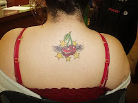 Tatuagem de cerejas com asas e estrelas