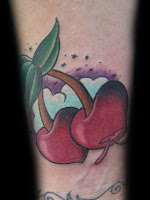 Tatuagem de cerejas com em formato de coração