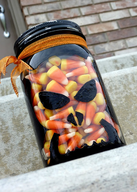 Halloween Mason Jar Crafts / Miss Information Blog/ #halloween #decorations #masonjars #crafts