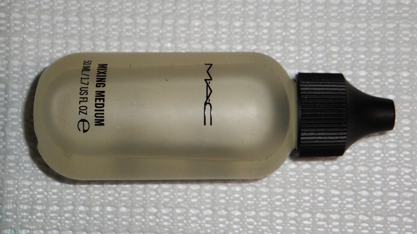 The Fancy Face M·A·C Mixing Mediums OVERVIEW