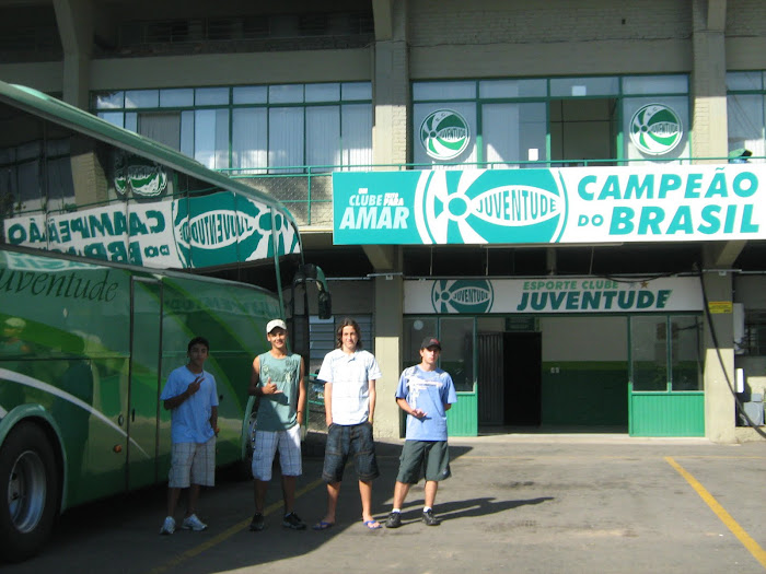 GRUPO DE JOGADORES DA EMAD FAZENDO TESTE NO JUVENTUDE