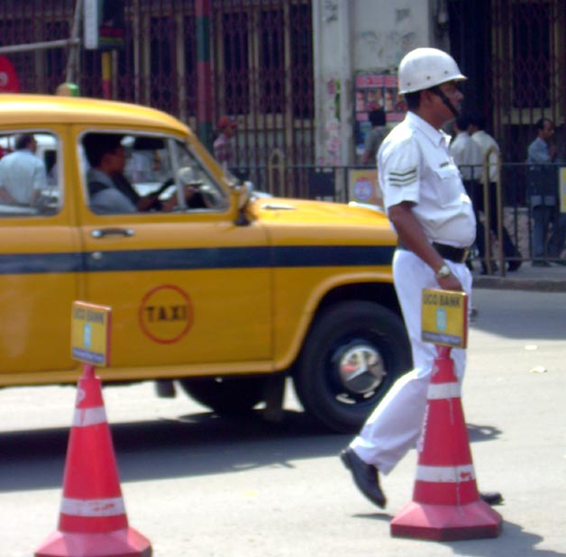 [policeman-and-taxi.jpg]