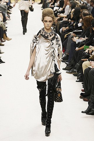 [Louis-Vuitton-fall-fashion-2009-022_runway.jpg]