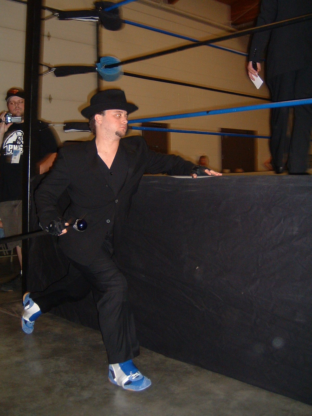 [PWP 9-20-08 Fans Bring Weapons 003.jpg]