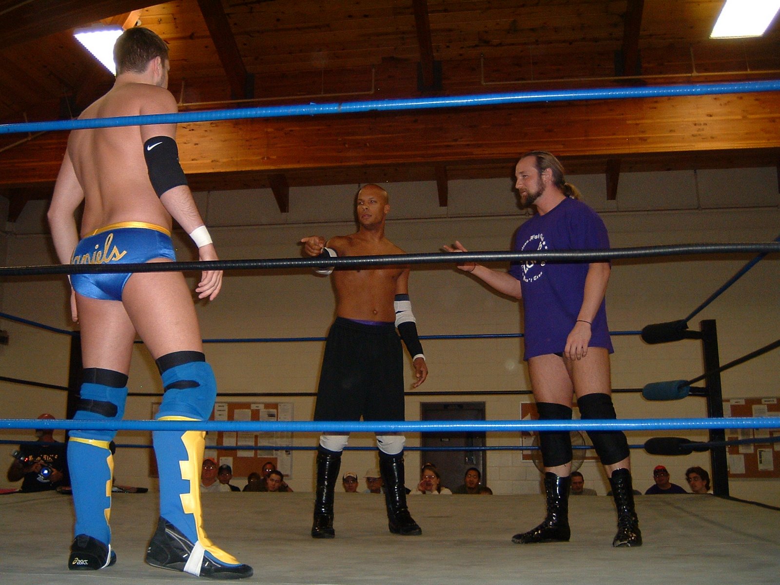 [PWP+9-20-08+Fans+Bring+Weapons+027.jpg]