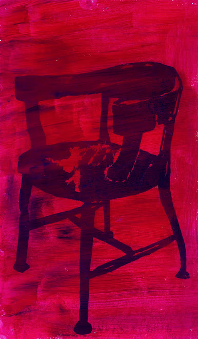 Rouge-rose avec chaise noire
