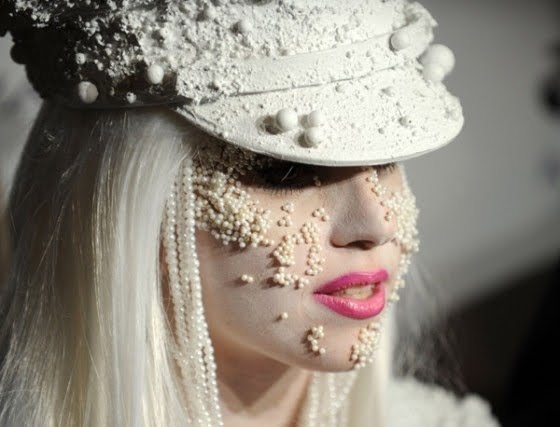 [Lady+Gaga+Wears+Pearls!+06.jpg]