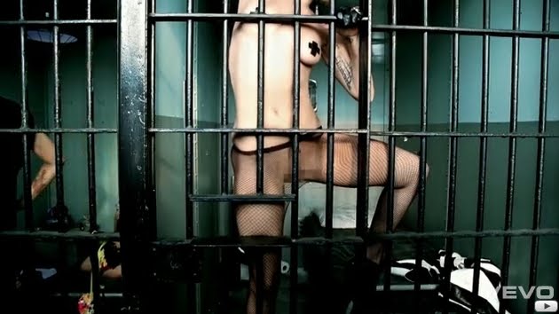 [Telephone+_+Lady+Gaga+feat.+Beyonce+05.jpg]