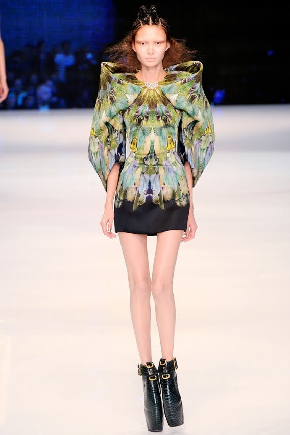[Alexander+McQueen+Spring_Summer+2010+Womens+04.jpg]
