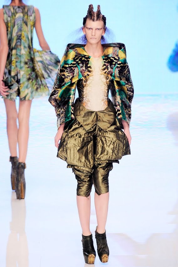 [Alexander+McQueen+Spring_Summer+2010+Womens+06.jpg]