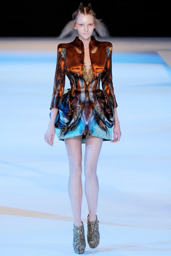 [Alexander+McQueen+Spring_Summer+2010+Womens+09.jpg]