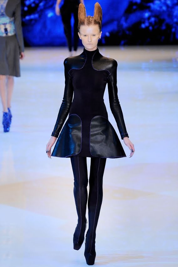 [Alexander+McQueen+Spring_Summer+2010+Womens+15.jpg]