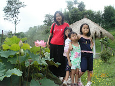 Yosefina bersama Agatha, Adela n Axel di kolam teratai di kebun