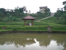 View dari kolam di lembah ke rumah di atas bukit